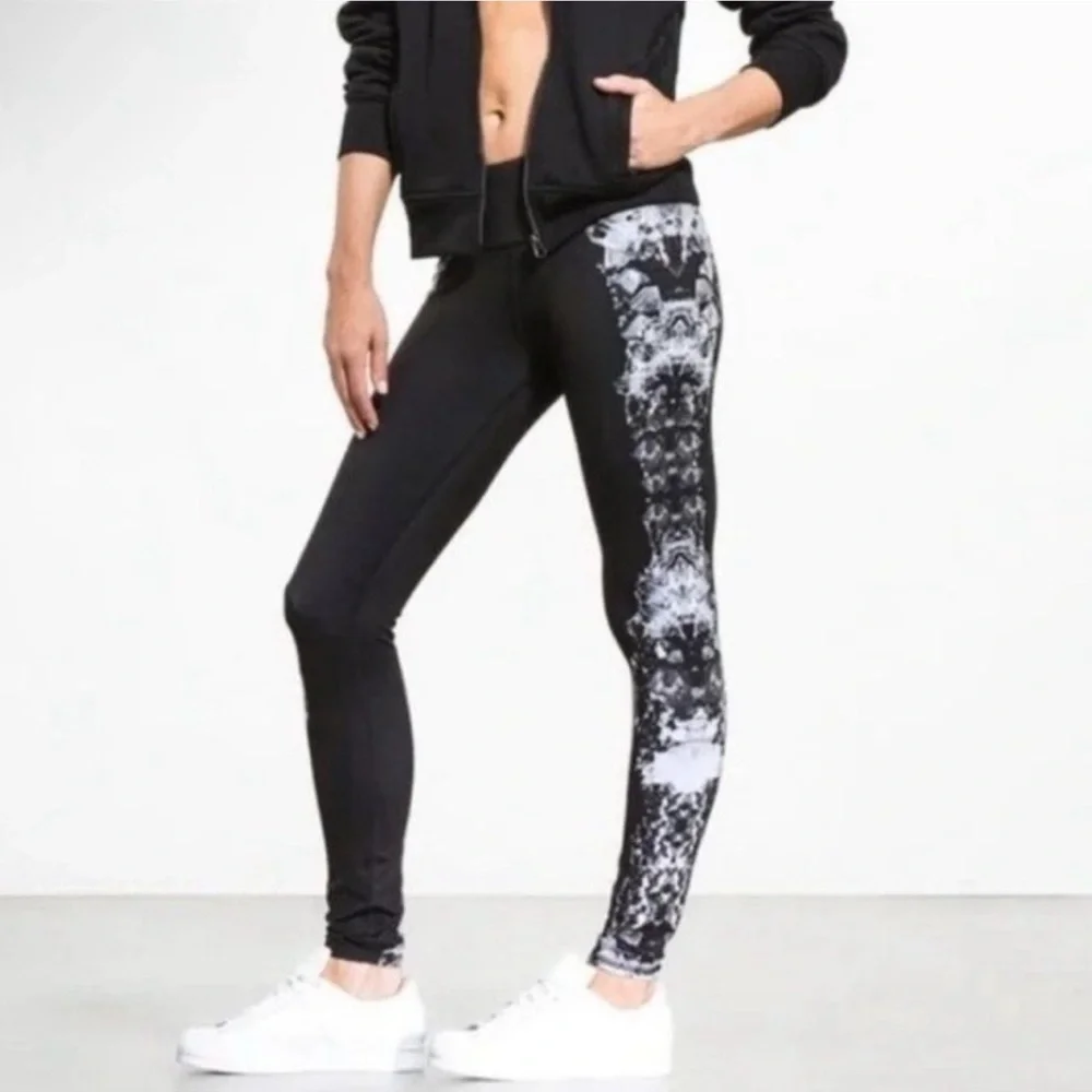 ALO Yoga Black and White Leggings with Pattern Size Small